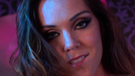 Alison Tyler's intimate solo set-to more bed