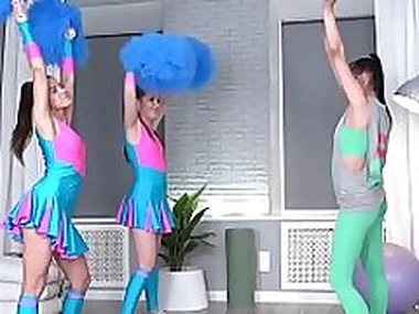 Young cheerleaders have nance fun time