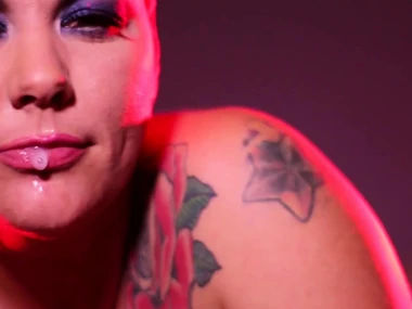 Jezebelle Bond's sensual solo performance nearly spit fetish elements