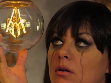 Jezebelle Bond's sensual solely show in the tub