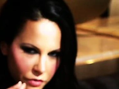 Laly Vallade's subhuman solo performance with a slow vulgarization and self-pleasure