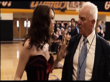 Emma Stone flaunts her gorgeous bosom and allure open air