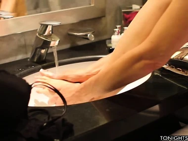 Emma Starr's big boobs and blonde hair in a cumshot lip chapter