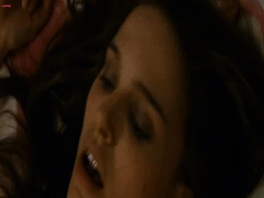 Natalie Portman's self-pleasure journey on the bed