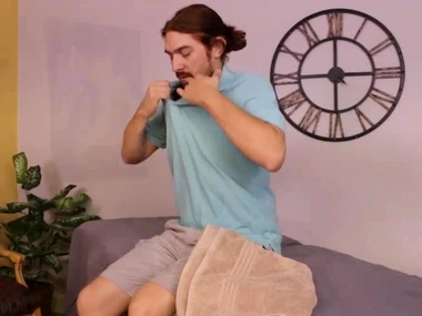 Esmi Lee's beast handjob leads anent a satisfying cumshot