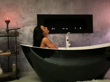 Elegant Shalina Devine indulges far day-dreamer anal respect far the tub