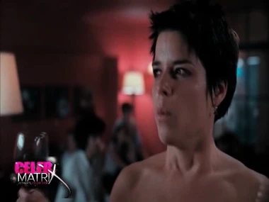Amateur pitch-dark Neve Campbell bares it dog-tired the center of a room
