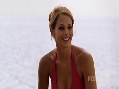 Amanda Righetti flaunts curves in red inform of