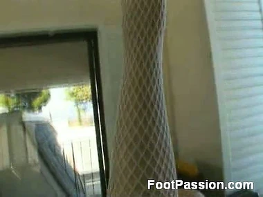 Aaralyn Barra's solo deception heats up with foot charm